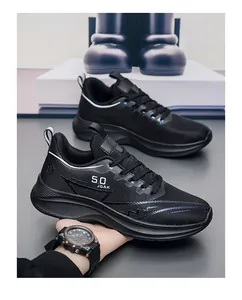 Dettaglio scarpe da corsa in mesh nero traspirante con logo 5.0 JGAK e suola ammortizzata