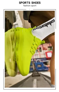 Nahaufnahme neongrüner atmungsaktiver Mesh-Sneaker mit dicker, dämpfender Sohle