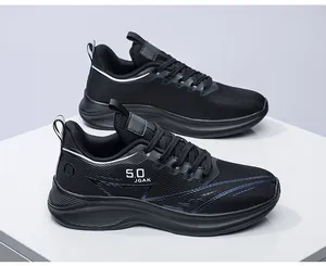 Dettaglio scarpe da corsa in mesh nero traspirante con logo 5.0 JGAK e suola spessa ammortizzata