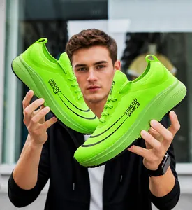 Seitenansicht von leichten neongrünen Laufschuhen mit atmungsaktivem Mesh und Streifen