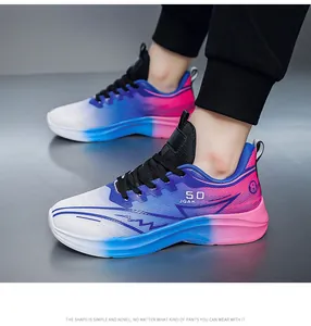 Dettaglio ravvicinato delle scarpe sportive in mesh traspirante sfumato blu e rosa