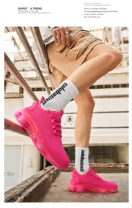 Nahaufnahme der rosa atmungsaktiven Mesh-Laufschuhe mit durchgehendem Luftkissen-Sohlendesign