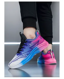 Dettaglio macro delle scarpe da corsa in mesh traspirante con gradiente blu rosa e logo 5.0