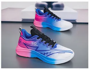 Dettaglio della tomaia in mesh sfumato rosa e blu con trama traspirante su scarpe da corsa