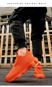 Details von hellorangen atmungsaktiven Strick-Laufschuhen mit durchgehender Luftpolsterung