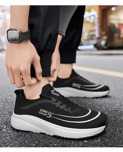Makro-Seitenansicht der leichten schwarzen Mesh-Laufschuhe mit weißen dynamischen Streifen