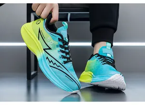 Dettaglio scarpa da corsa leggera con mesh traspirante e sfumatura di blu