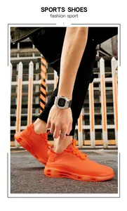Detail eines atmungsaktiven orangefarbenen Sneakers mit Dämpfung auf Stadtstraße