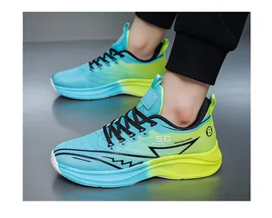 Dettaglio scarpe da corsa traspiranti blu sfumato con suola spessa ammortizzante