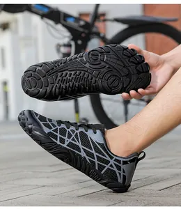 Macro-opname van ademend mesh en antislip rubberen zool op outdoor wandelschoenen