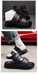 Détail des sangles en cuir marron avec logo sport et semelle épaisse pour sandales hommes