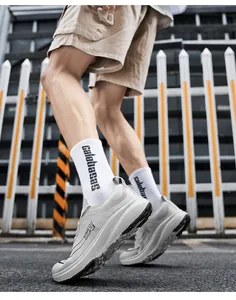 Nahaufnahme der atmungsaktiven Mesh-Laufschuhe mit leichter Sohle für Marathon-Training