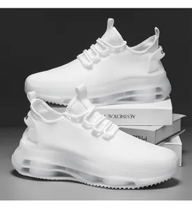 Detail weißer atmungsaktiver Mesh-Sneaker mit klobiger, lichtdurchlässiger Luftpolstersohle