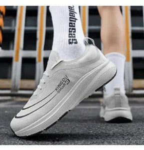 Nahaufnahme atmungsaktiver Laufschuhe mit dicker Dämpfungssohle am Fuß getragen