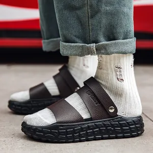 Sandales sport en cuir marron avec semelle crantée épaisse au style urbain moderne
