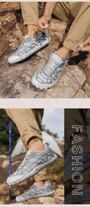 Detail van ademend mesh-bovenwerk en rubberen zool voor outdoor waterschoenen