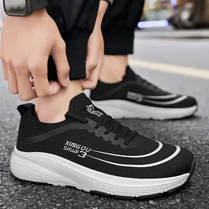 Atmungsaktive Herren Laufschuhe mit dicker Dämpfungssohle in Schwarz und Weiß