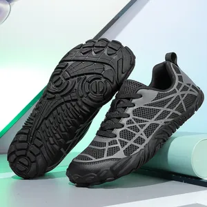 Ademende zwart-grijze sportschoenen met antislip rubberen zool voor outdoor activiteiten