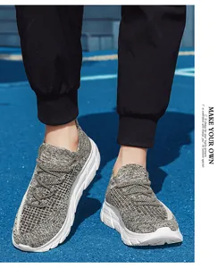 Gros plan sur baskets en maille grise avec tissu respirant et semelles blanches souples