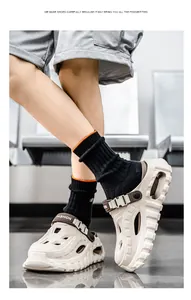 Λεπτομερής πλάγια όψη μπεζ clogs με χοντρή σόλα και ρυθμιζόμενο καφέ λουράκι στη φτέρνα