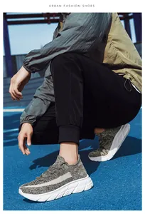 Vue de dessus de chaussures de marche en tricot respirant sur fond bleu de mode urbaine
