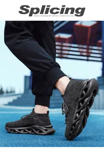 Dettaglio di scarpe sportive in maglia traspirante con suole ammortizzanti su pista blu