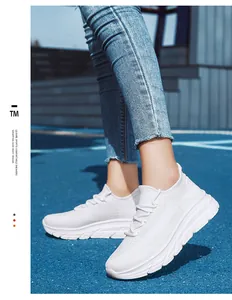 Détails de chaussures de marche en maille blanche sur piste avec semelles épaisses