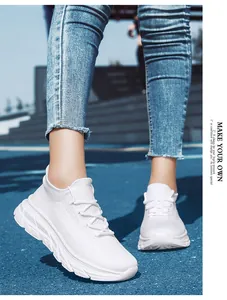 Gros plan de baskets en maille respirante blanche avec semelles antidérapantes texturées