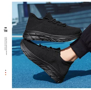 Gros plan détaillé de la maille noire respirante et de la conception de la chaussure