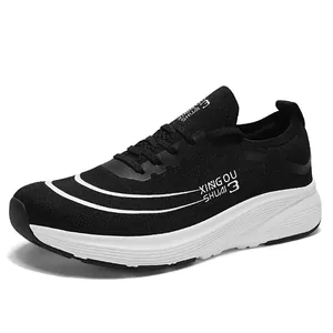 Atmungsaktive Strick-Laufschuhe mit dicker Dämpfungssohle und schwarzen Wellenmustern