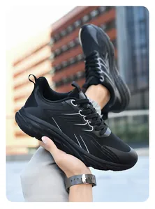 Detailaufnahme von schwarzem Mesh-Laufschuh mit rutschfester Sohle und Synthetik-Overlays
