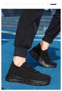 Détails de baskets noires en maille respirante avec semelle antidérapante sur piste bleue