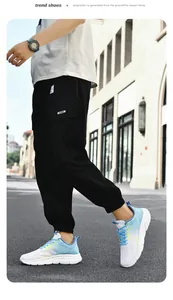 Details der atmungsaktiven blauen Mesh-Laufschuhe mit dicker, gedämpfter Sohle