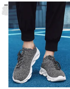 Dettaglio della tomaia in mesh flyknit grigio e suola ammortizzata su sneaker uomo