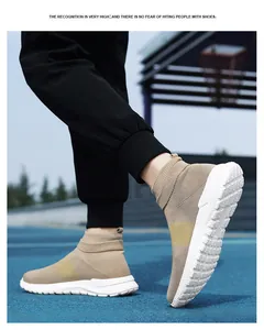 Vue portée de baskets en maille kaki avec semelles blanches sur piste de sport