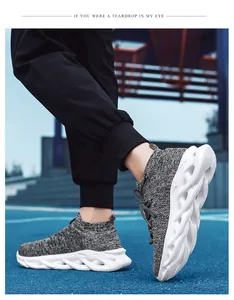 Dettaglio di scarpe da ginnastica in mesh con suole spesse cave ammortizzanti