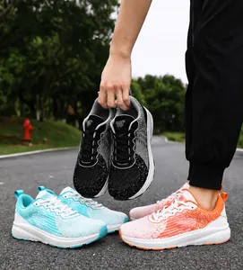 Atmungsaktives Mesh-Obermaterial der leichten Sportschuhe mit dämpfender Sohle