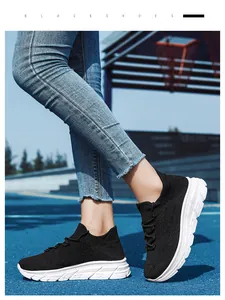 Gros plan de baskets de marche en maille respirante noire sur piste bleue
