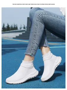 Détail de baskets en maille blanche avec mesh respirant et semelle amortissante alvéolée