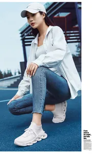 Dettaglio di sneakers bianche in mesh con tessuto traspirante e suola ammortizzata a onde