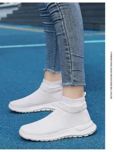 Détail d'une basket chaussette blanche en tricot avec semelle alvéolée épaisse