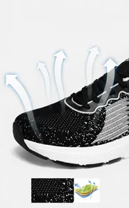 Nahaufnahme des schwarzen, atmungsaktiven Mesh-Gewebes für Luftzirkulation bei Sportschuhen
