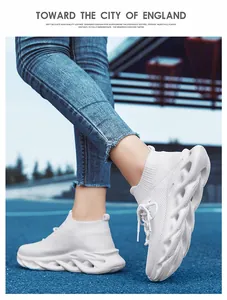 Dettaglio di sneaker in maglia bianca con suola platform ondulata e traforata