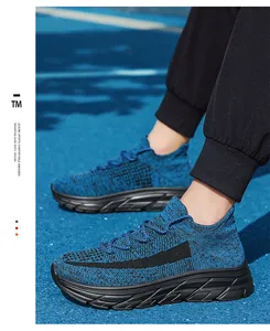 Chaussure de marche en maille bleue avec texture respirante et semelle en caoutchouc