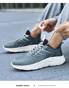 Detail von atmungsaktiven Herren-Laufschuhen mit weicher Sohle im Außeneinsatz