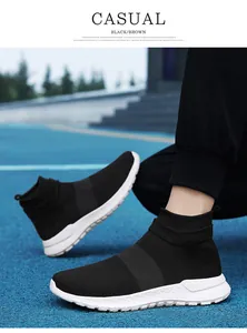 Gros plan de baskets chaussettes noires avec semelles amortissantes sur piste bleue