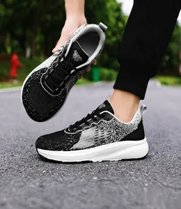 Detailansicht schwarzer Mesh-Sneaker mit weißem Spritzmuster und dicker Sohle