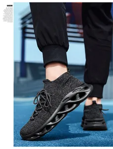 Dettaglio della tomaia in maglia nera traspirante e suola spessa ondulata scarpa