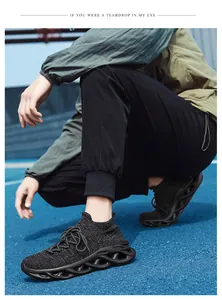 Dettaglio di sneaker in maglia traspirante e abbigliamento sportivo su pista outdoor