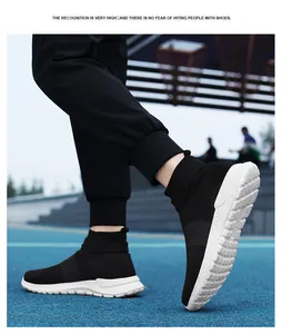 Vue détaillée de baskets chaussettes noires avec semelle antidérapante blanche